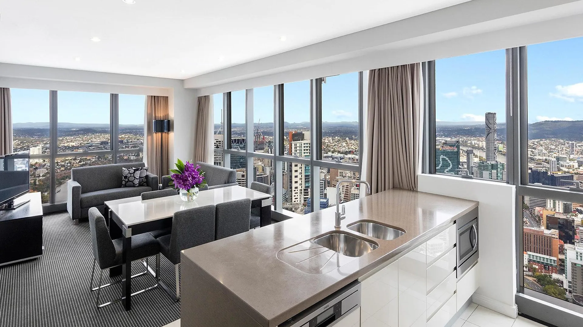 Meriton Suites Adelaide Street, Brisbane 5*,